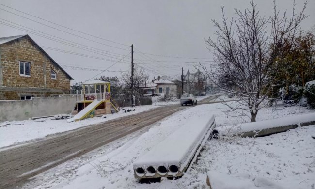 В Крыму выпал снег, коммунальщики не справляются