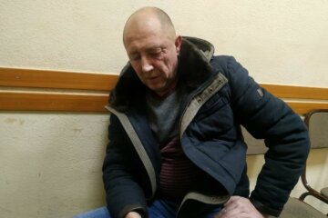 Изверг избил двух ангелочков, мать снимала на видео: швырял головой об пол и пинал ногами