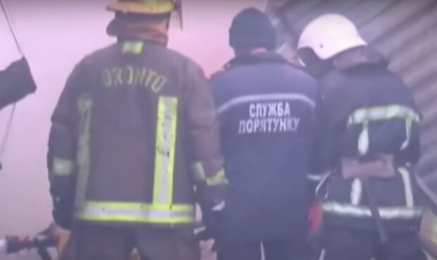 Черновцы заполонил черный дым, спасатели летят как сто чертей - что происходит