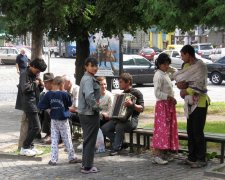 "Маршрутчики в доле": цыгане нагло "чистят" карманы киевлян. Узнайте, где чаще всего