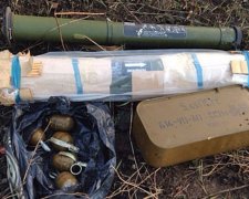 Арсенал зброї знайшли на автобусній зупинці (фото)