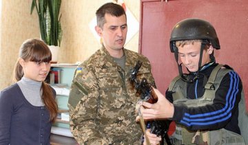 Донецьких школярів вчили управлятися з бойовими автоматами (фото)