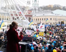 Тимошенко з народом, фото з вільних джерел