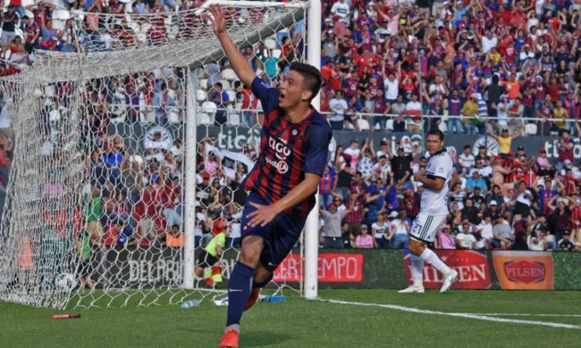 Недавно из роддома: в Парагвае забил гол необычный футболист