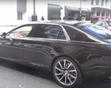 Божевільно дороге і шикарне авто виїхало у світ (відео)