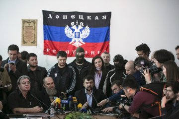 Бойовики "посадили на нари" іще одного дружка Захарченка: гад, злодій та шахрай