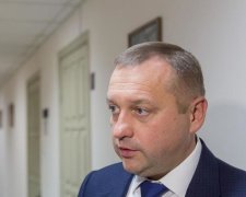 Дружка Кернеса з вітерцем покатали в сміттєвому баку: відео