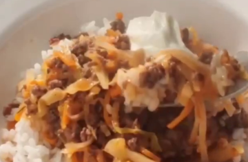 Тушеная капуста с фаршем, кадр из видео