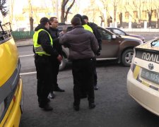 Водитель столичной маршрутки со злости протаранил авто копов и кричал "тварь!"