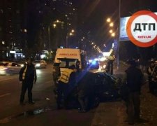 П'яний гонщик розбив автомобіль об вантажівку в Києві