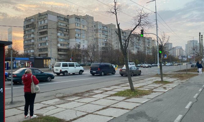 В Киеве противники повышения тарифов устроили свою "Игру в кальмара": видно и на мосту и в метро