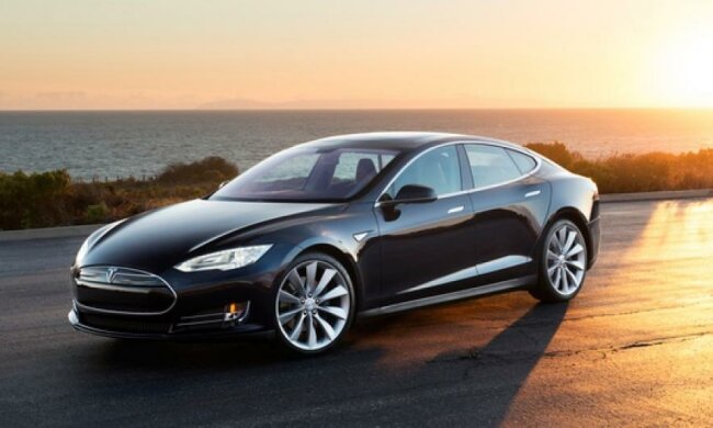 Tesla відкликає 90 тис. автівок через технічні негаразди