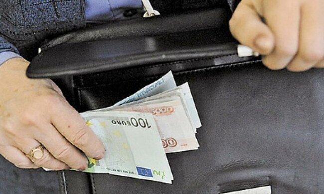 Список самых богатых чиновников возглавил руководитель фискальной службы