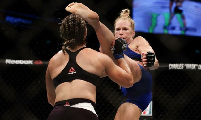 UFC: Холм нокаутировала Коррейю