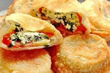 Смачні домашні пиріжки з помідорами і бринзою
