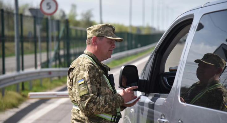 Перевірка документів на кордоні України