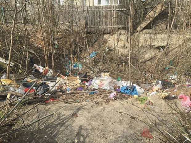 На Святошинській площі 10 років росте стихійне сміттєзвалище  (фото)