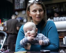 Немовля не заважає: ветеринар, що оперує з донькою на руках, підірвала мережу