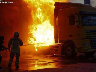ГСЧС ликвидирует пожар после атаки дронов на Броварской район