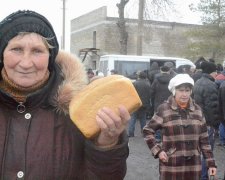 «Я брудне обріжу, а решту з’їм» - священик роздає хліб на Луганщині (фото)