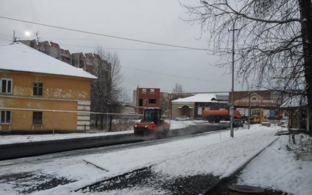 Ноу-хау по-російськи: суворі дорожники покосили траву під снігом