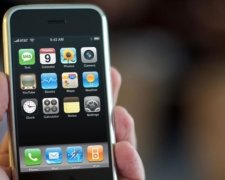 Росіянин вирішив нажитись на першому iPhone