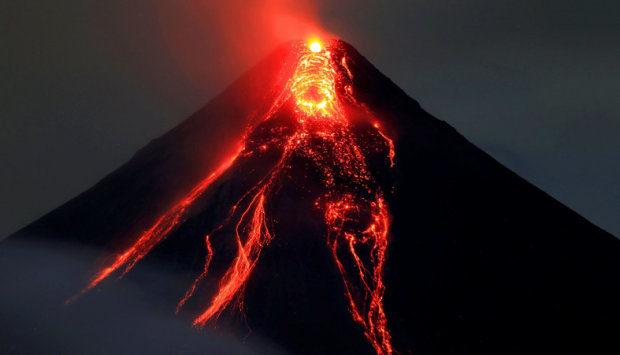 Безжалісний вулкан перетворив райський курорт на пекло наяву: люди в паніці, є жертви