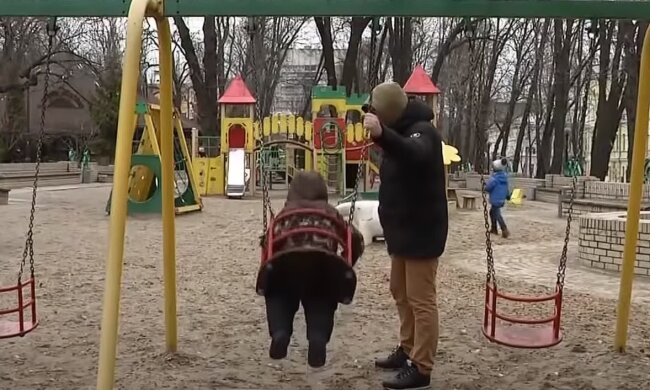 Прогулянка з дитиною, скріншот: Youtube