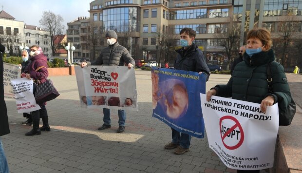 Франковчане вышли на митинг против абортов, фото: Галка