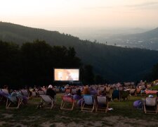 Кінотеатр Kino Na Szczycie на вершині гори в Устроні