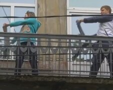 фитнес на балконе, скриншот из видео