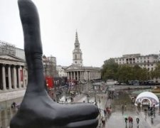 У центрі Лондона виріс гігантський палець