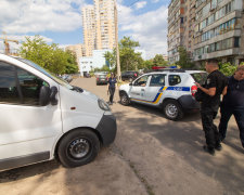 Під Дніпром банда на BMW обстріляла автомобіль, копи чухають потилиці: цілилися у водія