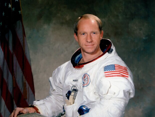 астронавт Альфред Уорден, фото nasa.gov