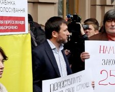 Під Радою мітингують за право голосу для переселенців (фото, відео)
