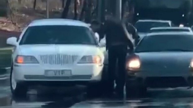 У Черкасах двоє чоловіків намагалися зробити відбивну з водія лімузина: відео