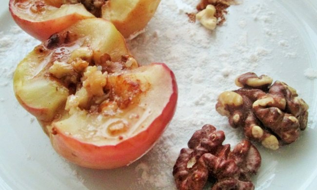 Яблука печені з волоськими горіхами і медом: рецепт корисного десерту