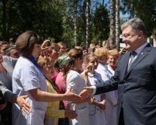 Порошенко рассказал о временах, когда мылся раз в неделю