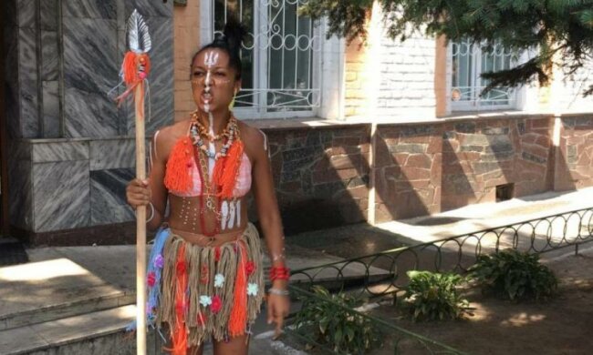 Активистка Femen показала настоящее лицо государства Украина