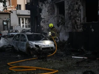 Ракетна атака на Київ: ДСНС ліквідовує наслідки
