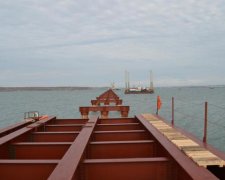 Окупанти похвалились півмостом через Керченську протоку