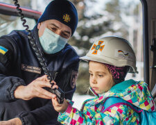 Поліна отримала медаль від вогнеборців, facebook.com/mvs.gov.ua