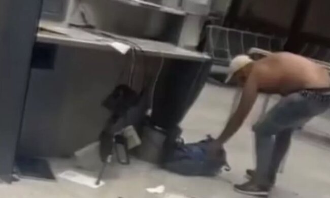 Пассажир Ryanair устроил дебош, кадр из видео