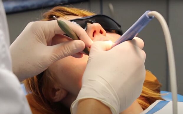 Прийом у стоматолога. Фото: скрін youtube