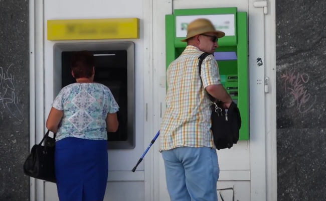 Украинцы возле банкомата. Фото: скрин youtube