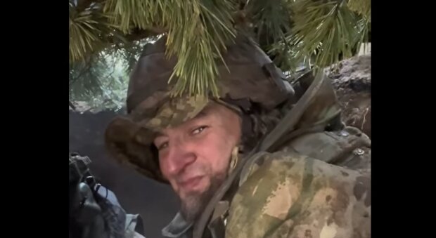 Воин ВСУ встретил в окопе контуженого поэта Полежака: "Это его нормальное состояние"