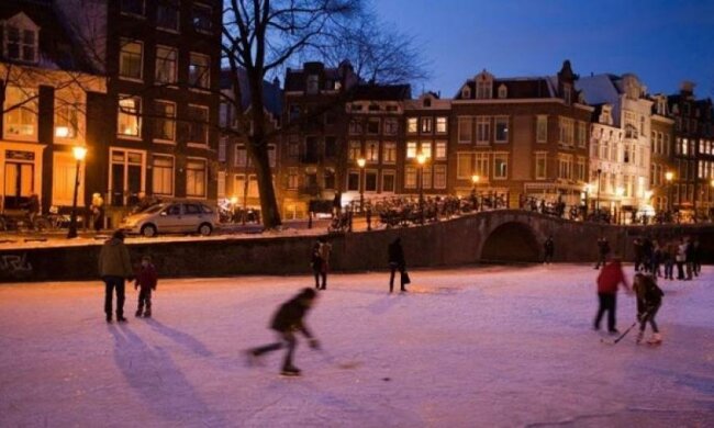  Улицы Амстердама превратились в каток (видео)