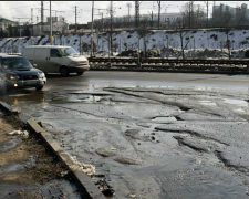 Київські комунальники створили власні нанотехнології: плаваючий асфальт поставив на вуха соцмережі