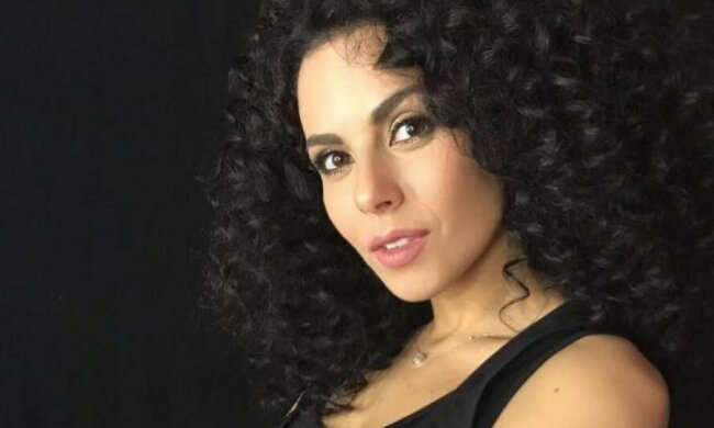 Чулки в сетку и красные губы: Каменских покорила соблазнительным луком
