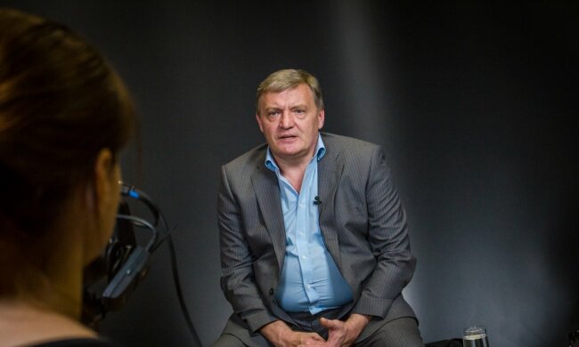 Романенко показал изнанку дела Грымчака одним стихом: "Брали за обжорство и взятку, взяли за пятку"
